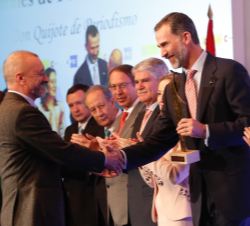 Don Felipe entrega el XIII Premio Don Quijote de Periodismo, al escritor y periodista Arturo Pérez-Reverte